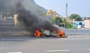 சென்னை சில்க்ஸ் எதிரில் எரிந்த கார்!