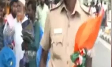 தேசிய கொடியை குப்பை தொட்டியில் போட முயன்ற எஸ்.ஐ.!