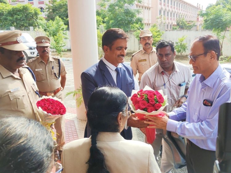 தலைமை நீதிபதியை வரவேற்ற கலெக்டர்!