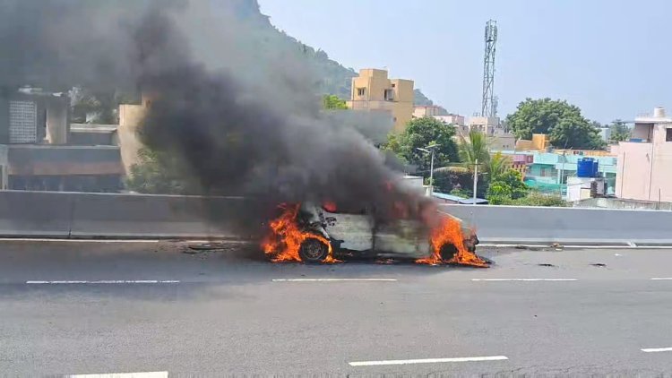 சென்னை சில்க்ஸ் எதிரில் எரிந்த கார்!