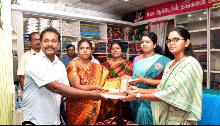 கோ ஆப் டெக்ஸ்டில் வண்ண வண்ண பட்டுப்புடவைகள்! திருவாரூர் ஆட்சியர்துவக்கி வைத்தார்!