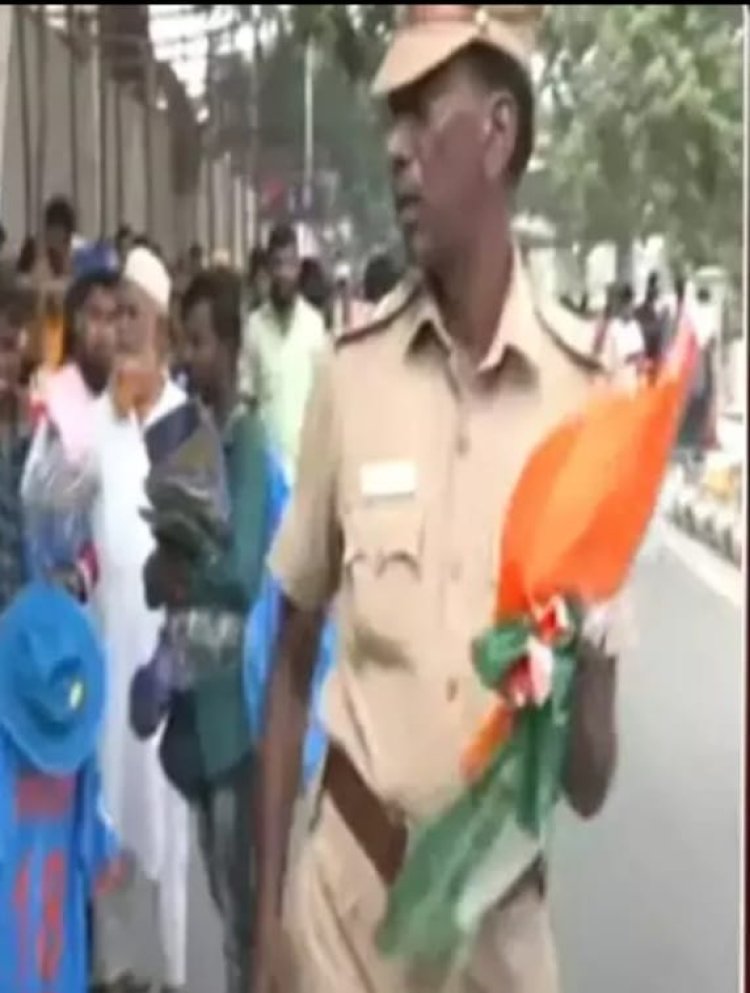 தேசிய கொடியை குப்பை தொட்டியில் போட முயன்ற எஸ்.ஐ.!