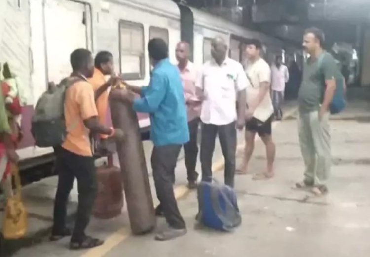 பயணிகள் ரயிலில் ஏற்றப்பட்ட கேஸ் சிலிண்டர்!