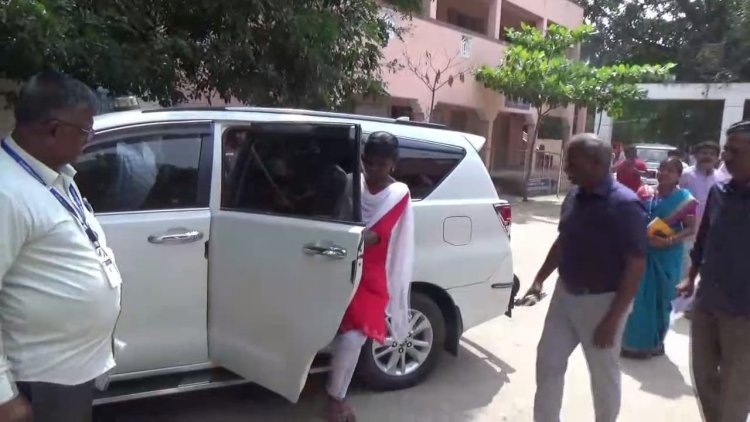 பள்ளிக்கு வராமல் டிமிக்கி கொடுத்தவர்களை கலெக்டர் காரில் அழைத்து வந்தார்!