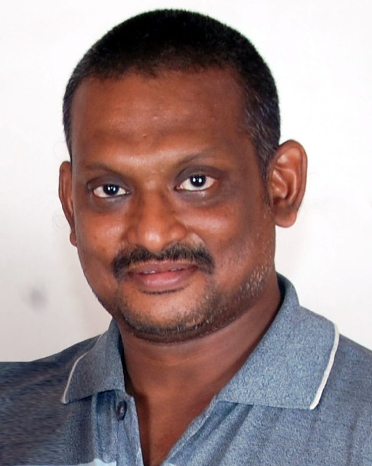 மனைவி குழந்தை கண் முன்னே இனிப்பு கடை அதிபர் குத்தி கொலை!
