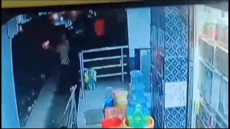 வாணியம்பாடி சூப்பர் மார்கெட் மீது பெட்ரோல் குண்டு!
