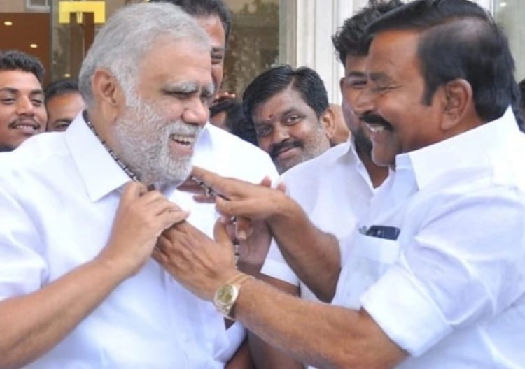 அமைச்சர்களிடையே புழங்கும் கருங்காலி மாலை! டிரெண்டிங்கோ டிரெண்டிங்!!