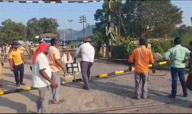 மாமுல் பெற்றுக்கொண்டு கன்டெய்னரை அனுமதித்ததால் ரயில்வே கேட் சேதம்! மக்கள் அவதி!!