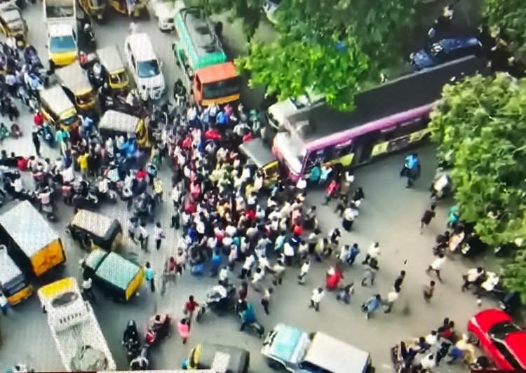 பணியாளர்களுக்கு நெருக்கடி கொடுக்கும் சென்னை வாசிகள்! அரசு பஸ் கண்ணாடி உடைப்பு!