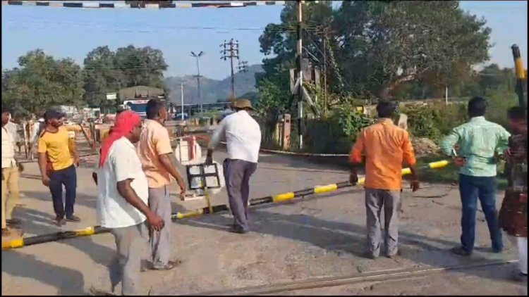 மாமுல் பெற்றுக்கொண்டு கன்டெய்னரை அனுமதித்ததால் ரயில்வே கேட் சேதம்! மக்கள் அவதி!!