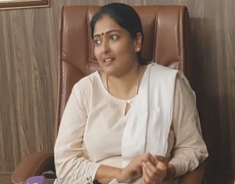 பா.ஜ.க. எம்.பி எப்படி பாஸ் கொடுத்தார்? காயத்ரி ரகுராம் கேள்வி?