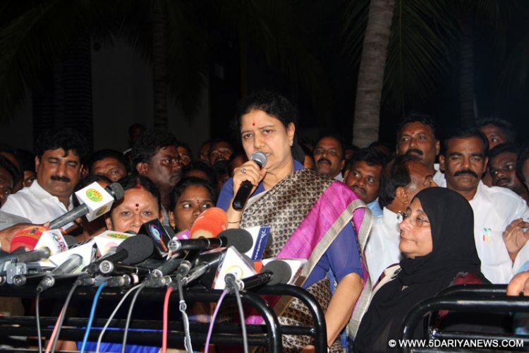 ரோடு போடற பணத்துல கார்பந்தயமா? வி.கே.சசிகலா!