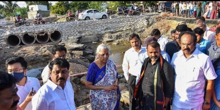 அமைச்சர் நிர்மலா சீதாராமன்! 120 கிலோ மீட்டர் தரைவழியாக பயணித்து ஆய்வு! உடனடியாக உதவ வங்கிகளுக்கு உத்தரவு! சுனாமிக்கே பேரிடர் அறிவிக்கவில்லை என பதில்!