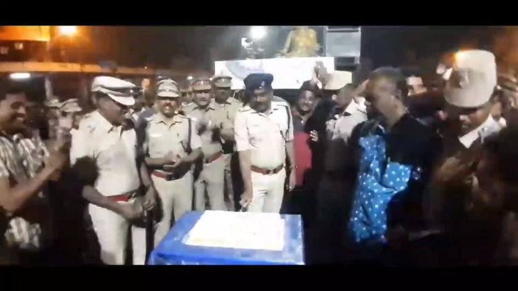 ரோட்டில் கேக் வெட்டிய எஸ்.பி.!