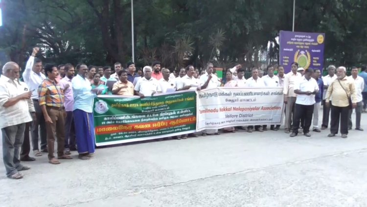 ஆட்சியர் அலுவலக வளாகத்தில் வாக்கிங் போகக்கூடாது? ஆனால் அரசு ஊழியர்கள் மட்டும் போராட்டம் நடத்தலாமா! கேள்வியெழுப்பும் பொது மக்கள்!!