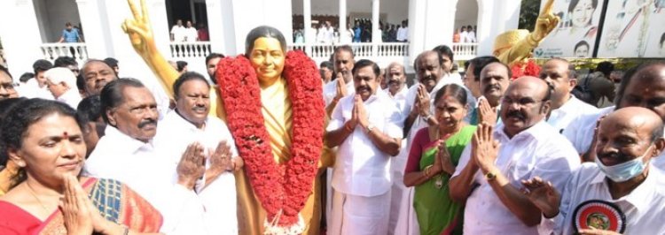 எடப்பாடி மீது அதிருப்தி? முன்னாள் அமைச்சர்கள் எம்ஜிஆர் விழாவில் பங்கேற்கவில்லை!