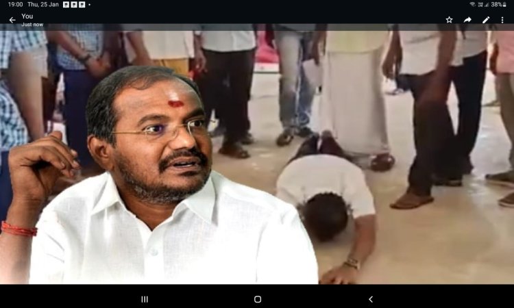 மாணவர்களின் காலில் விழுந்து மன்னிப்பு கேட்ட பாமக எம்எல்ஏ!