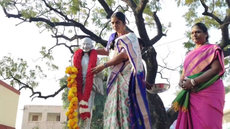 நாட்டின் முதல் காந்திசிலைக்கு ராணிப்பேட்டை ஆட்சியர் மரியாதை!