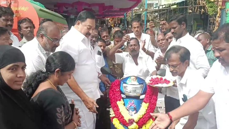 சர்கரை நோயாளிக்கு வாகனம் வழங்கிய அமைச்சர் ஆர்.காந்தி!