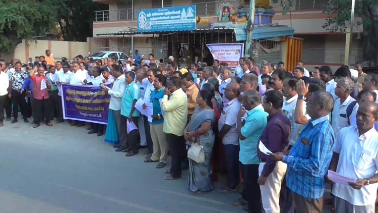 வேலூர் திருப்பத்தூரில் ஜாக்டோ ஜியோ சார்பில் மறியல் போராட்டம்! பல்வேறு கோரிக்கைகளை நிறைவேற்ற முழங்கினர்!
