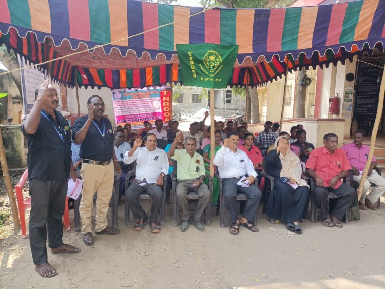 விடுவிக்கப்பட்ட நிதியை எங்களிடம் வசூலிப்பதா? ஊரக வளர்ச்சிதுறையினர் உண்ணாவிரதம்!