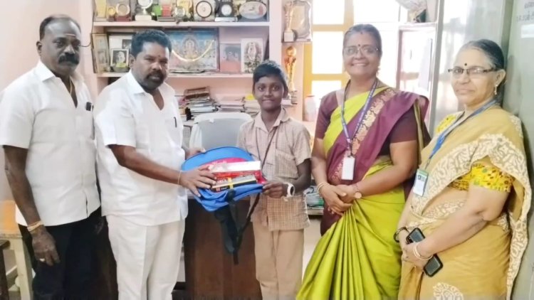 கீழே கிடந்த பணக்கட்டை உரியவரிடம் ஒப்படைத்த ஏழை மாணவன்! பள்ளிக்கூடத்தில் பாராட்டு!