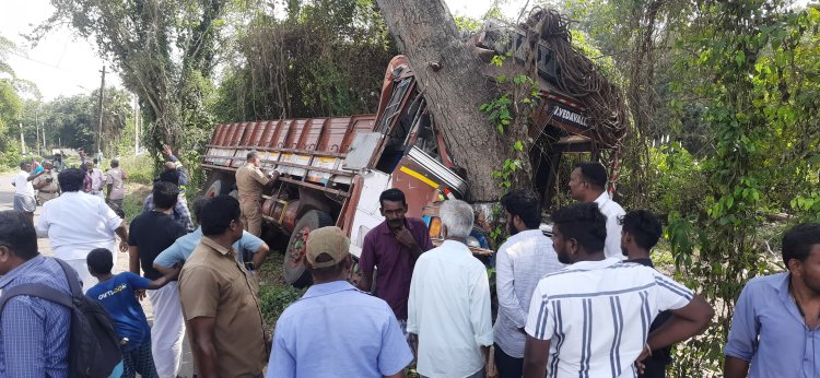 ஷெட்டிலிருந்து புறப்பட்ட லாரி மரத்தில் மோதியது!