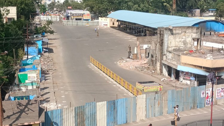 சொல்லாமலேயே சாலையை மூடுவீங்களா? மக்கள் கொதிப்பு!