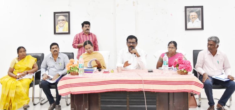 பொதுமக்களுக்கான சேவைகள் தங்கு தடையின்றி செயல்பட உறுதிப்படுத்த வேண்டும்! அதிகாரிகளுக்கு ஆட்சியர் அட்வைஸ்!