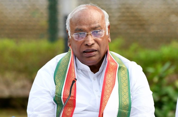 அரசியல் சாசனத்தை கிழித்தெறிவதா? காங்கிரஸ் தலைவர் மல்லிகார்ஜுன கார்கே கேள்வி!