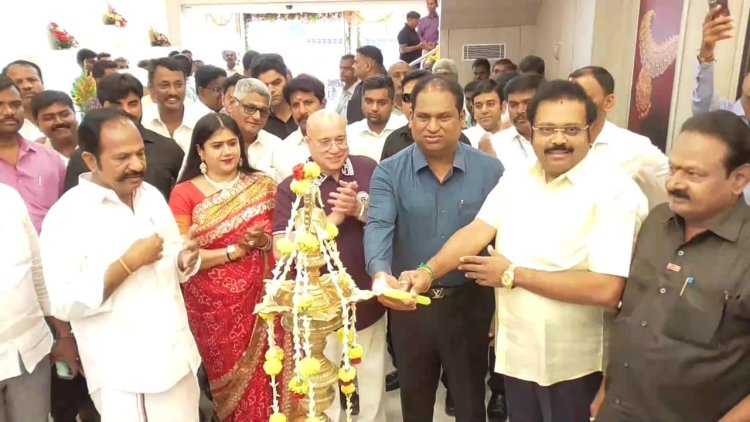 லலிதா ஜுவல்லரியின் வேலூர் கிளை உதயம்:- நறுவீ மருத்துவமனை நிர்வாகி ஜி.வி.சம்பத் திறந்து வைத்தார்!