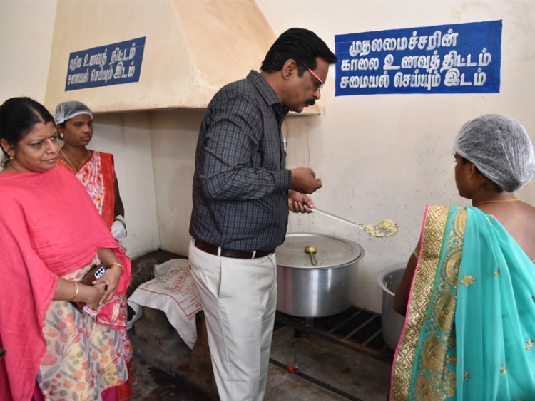 'உங்களைத் தேடி உங்கள் ஊரில்" உற்சாகமாக ஆய்வு நடத்திய ஆட்சியர்!