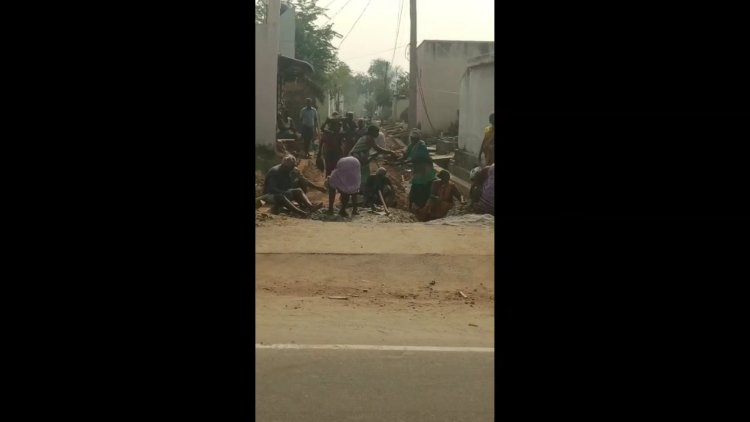 100 நாள் பணியாளர்களை  சாலை பணிக்காக பயன்படுத்திய ஊராட்சித் தலைவர்