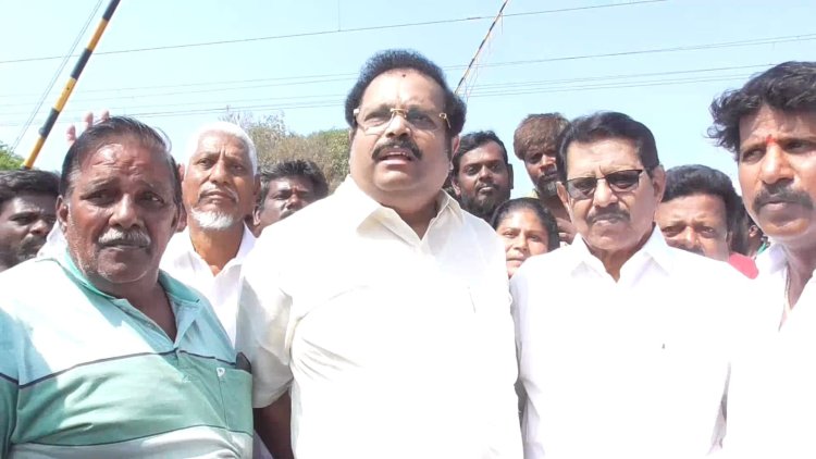 மூடிய ரெயில்வே கேட்டை திறக்க வைத்த வேலூர் எம்.பி.!