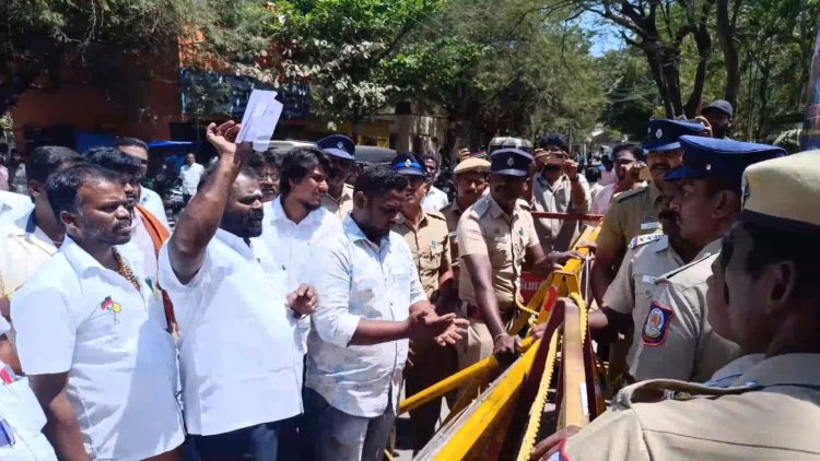 கவுன்சிலரை வெளியில் அனுப்புங்கள்! ஏலதாரர்கள் போலீசாரிடம் வாக்குவாதம்!!