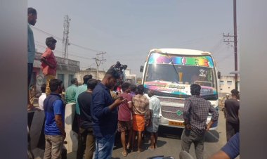 பைக் மீது மோதிய பேருந்து! சாலைமறியல்!