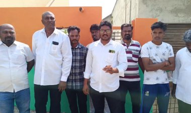 சாக்கடை கால்வாயில் பிடுங்கி வீசப்பட்ட பாஜக கொடி கம்பம்!