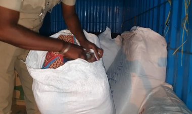 வாகன சோதனையில் சிக்கிய 600 புடவைகள் தையல் இயந்திரங்கள்!