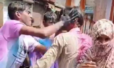 இஸ்லாமிய குடும்பத்தின் மீது வண்ண பொடி பூசி ஹோலி கொண்டாட்டம்!!