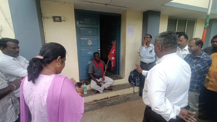 நெல் எடை இழப்பால் பொண்டாட்டி தாலியை அடமானம் வைத்தேன்! கொள்முதல் நிலைய பணியாளர் தர்ணா!