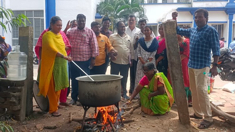 கிச்சனாக மாறிய ஆட்சியர் அலுவலகம்!