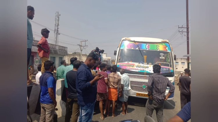 பைக் மீது மோதிய பேருந்து! சாலைமறியல்!