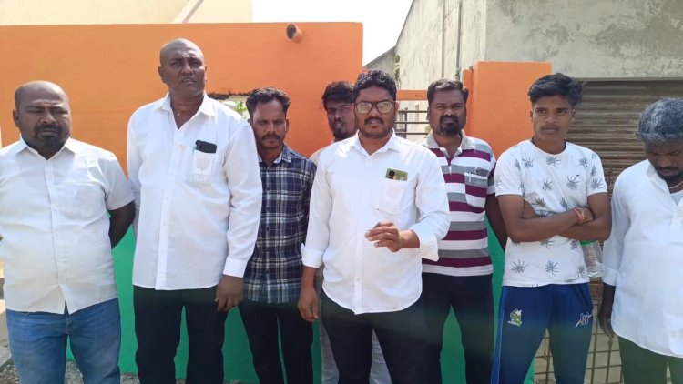 சாக்கடை கால்வாயில் பிடுங்கி வீசப்பட்ட பாஜக கொடி கம்பம்!