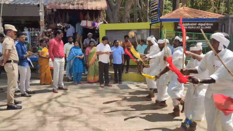 மலைவாழ் மக்கள் நடனத்துடன் தேர்தல் விழிப்புணர்வு நிகழ்ச்சி! கலெக்டர் மகிழ்ச்சி!