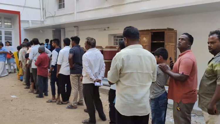 அதிகாலை முதல் வரிசை கட்டி நின்ற பொதுமக்கள்! தபால் நிலையத்தில் பரபரப்பு!