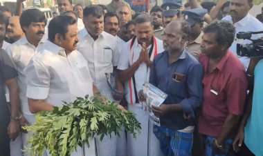 முருங்கை காயுடன் வாக்கு சேகரித்த எடப்பாடி பழனிச்சாமி!