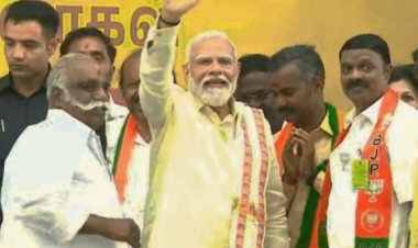 பிரதமர் மோடி நிகழ்ச்சியில் இடறி விழுந்த முன்னாள் அமைச்சர்!