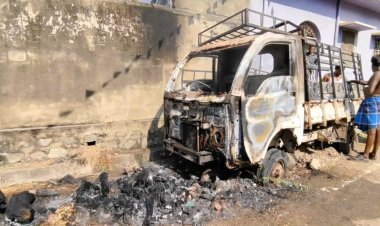 வெயில் சூடு தாங்காமல் எரிந்த லோடு வேன்!