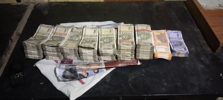 அரசு பேருந்தில் கட்டு கட்டாக பணம்