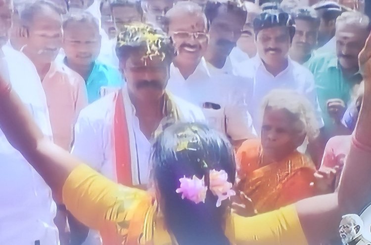 மாட்டு வண்டியில் இருந்து விழுந்த தேமுதிக வேட்பாளர்! சாமியாடி அருள் வாக்குச் சொன்ன பெண்!!